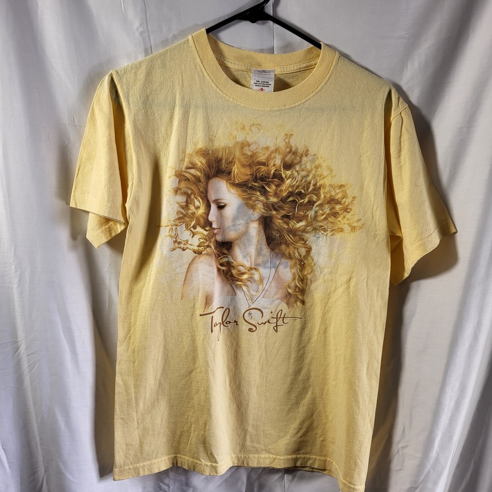 Taylor Swift Fearless Tour 2009 T-Shirt Mens Small Yellow Concert